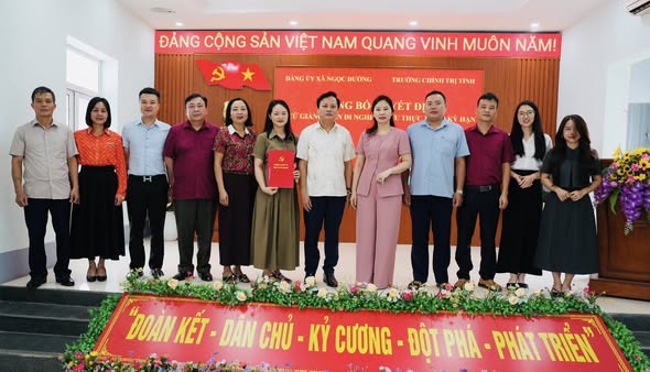 Công bố quyết định cử giảng viên đi nghiên cứu thực tế tại xã Ng ọc Đường