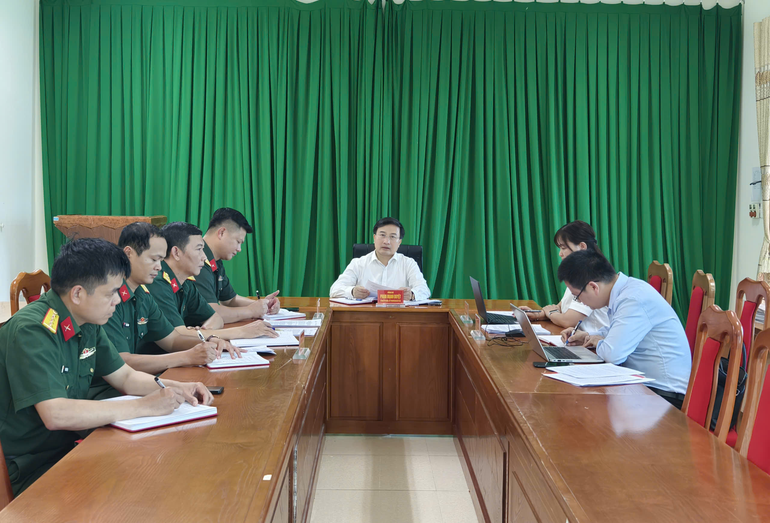 Đoàn kiểm tra số 262 của Ban Thường vụ Đảng ủy xã Nà Hang làm việc với Chi bộ Quân sự xã
