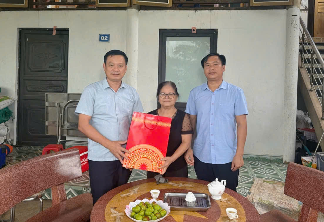 Các đồng chí lãnh đạo phường An Tường thăm, tặng quà các gia đình chính sách