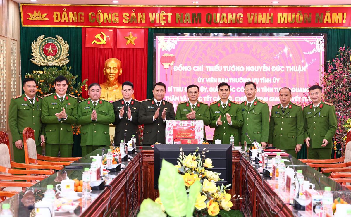 Đoàn công tác của Công an tỉnh Tuyên Quang đến thăm, chúc Tết Trại giam Quyết Tiến 