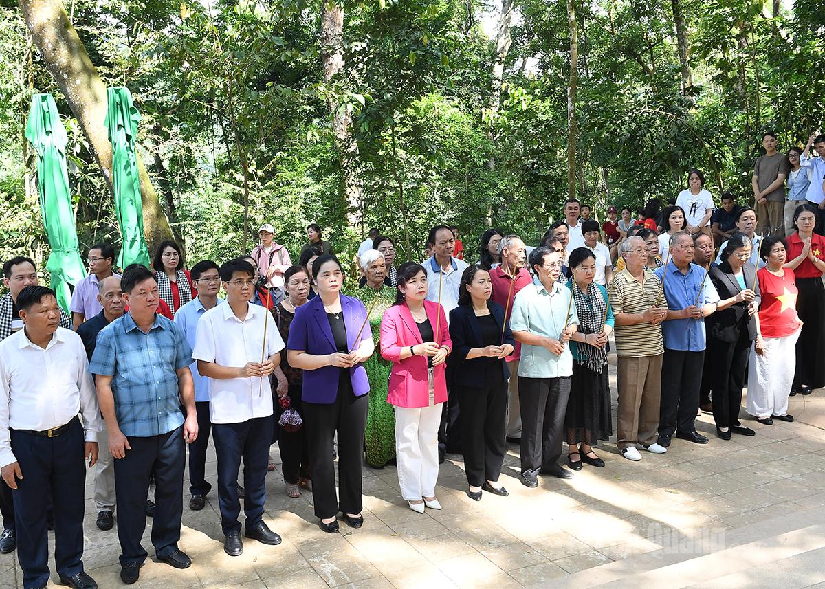 Đoàn đại biểu Quốc hội các khóa tỉnh Quảng Ninh về nguồn tại Khu di tích quốc gia đặc biệt Tân Trào