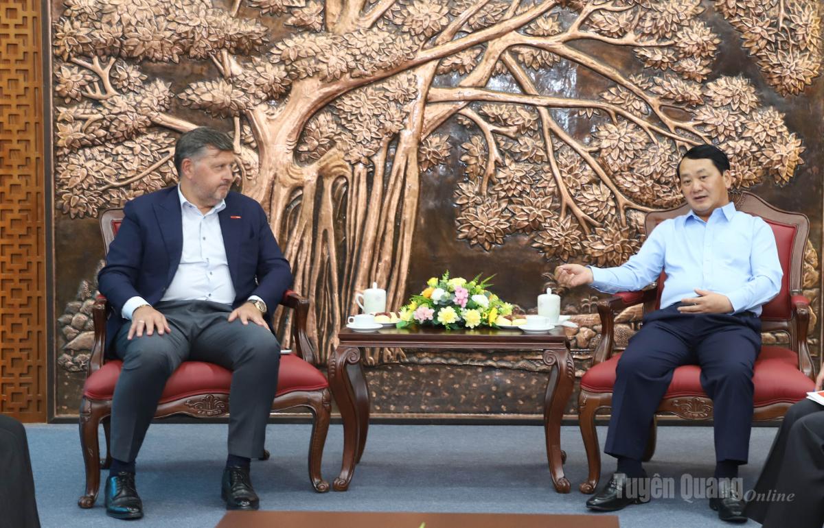 Provincial Party Secretary Hau A Lenh meets with Central Retail Vietnam