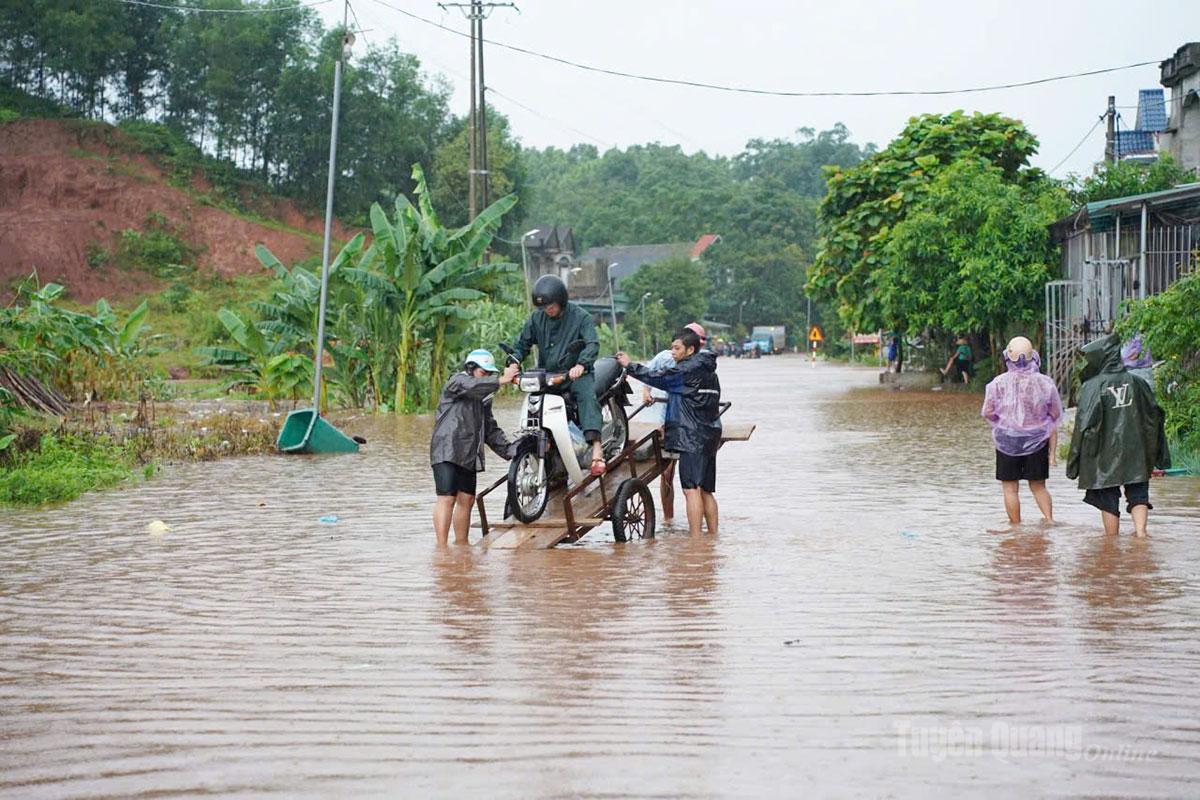 Mưa lớn gây ngập cục bộ, nhiều địa phương khẩn trương ứng phó
