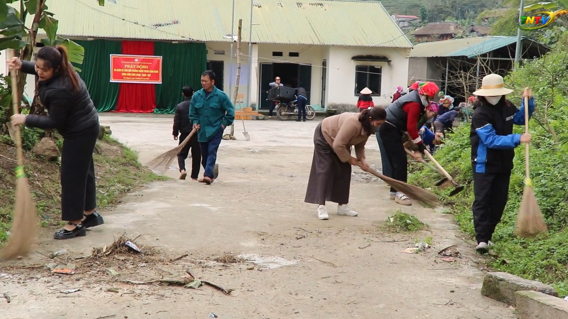 Ủy ban MTTQ xã Tiên Nguyên phát động dọn dẹp môi trường xanh – sạch – đẹp