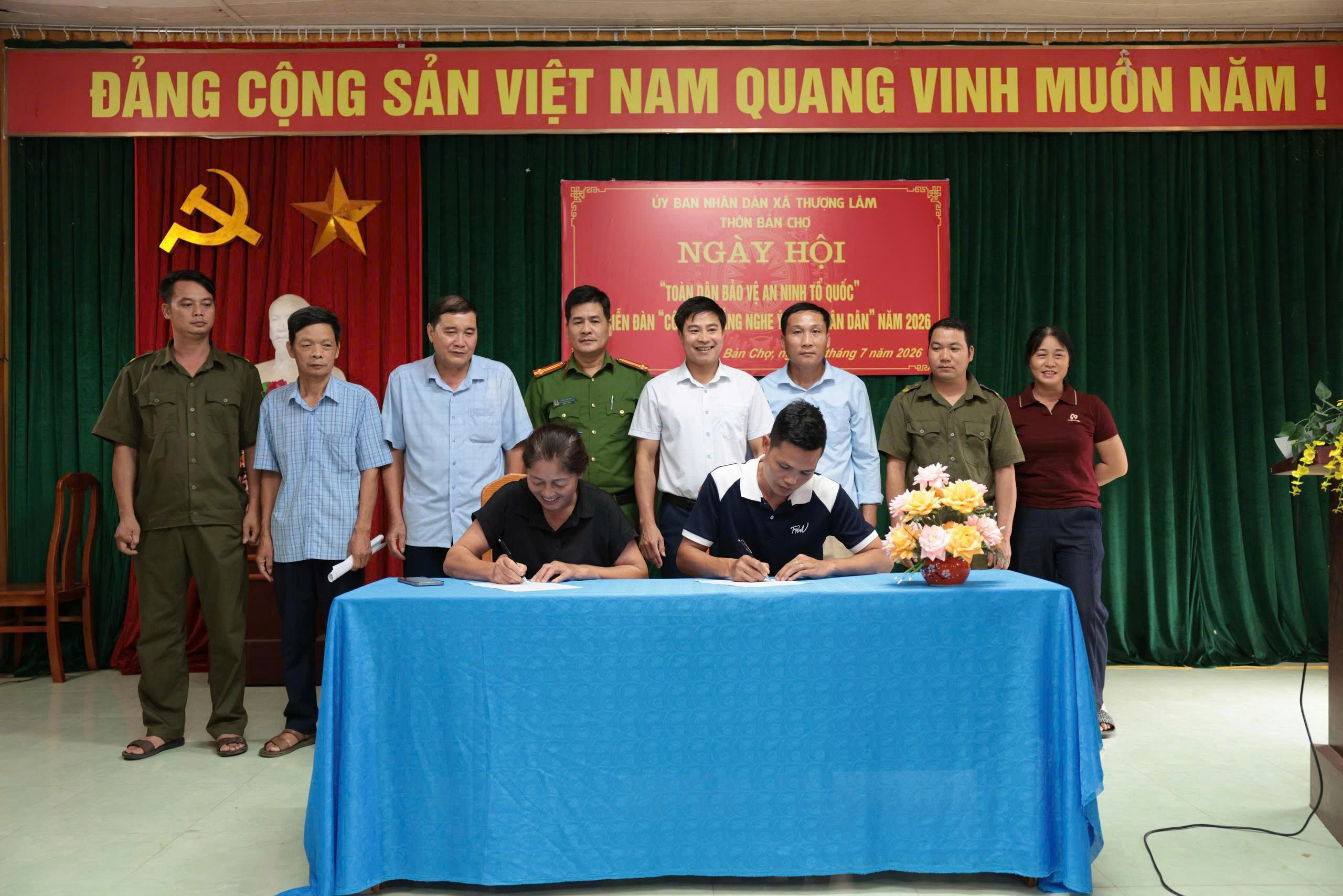 CÔNG AN XÃ THƯỢNG LÂM THAM MƯU TỔ CHỨC THÀNH CÔNG NGÀY HỘI TOÀN DÂN BẢO VỆ AN NINH TỔ QUỐC VÀ DIỄN ĐÀN "CÔNG AN LẮNG NGHE Ý KIẾN NHÂN DÂN" TẠI 12/12 THÔN, BẢN