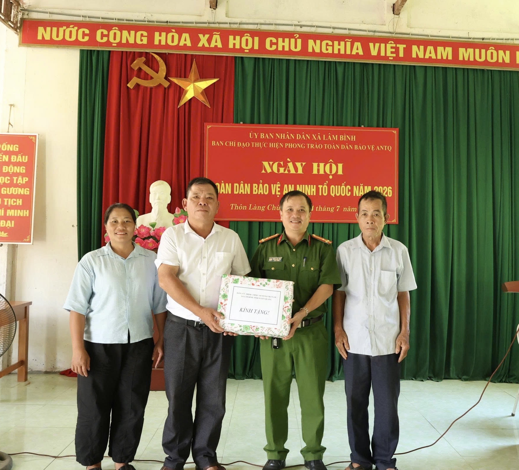 Thượng tá Hoàng Văn Thạch, Uỷ viên BTV Đảng uỷ, Trưởng Công an xã Lâm Bình dự Ngày hội toàn dân bảo vệ an ninh Tổ quốc năm 2026 thôn Làng Chùa