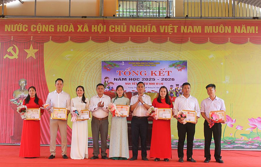 LAN TỎA SỰ QUAN TÂM ĐẾN THẾ HỆ TƯƠNG LAI – ĐỒNG CHÍ ĐÀO XUÂN HÒA DỰ LỄ TỔNG KẾT NĂM HỌC VÀ TẶNG QUÀ 1/6 TẠI CÁC TRƯỜNG HỌC TRUNG THỊNH