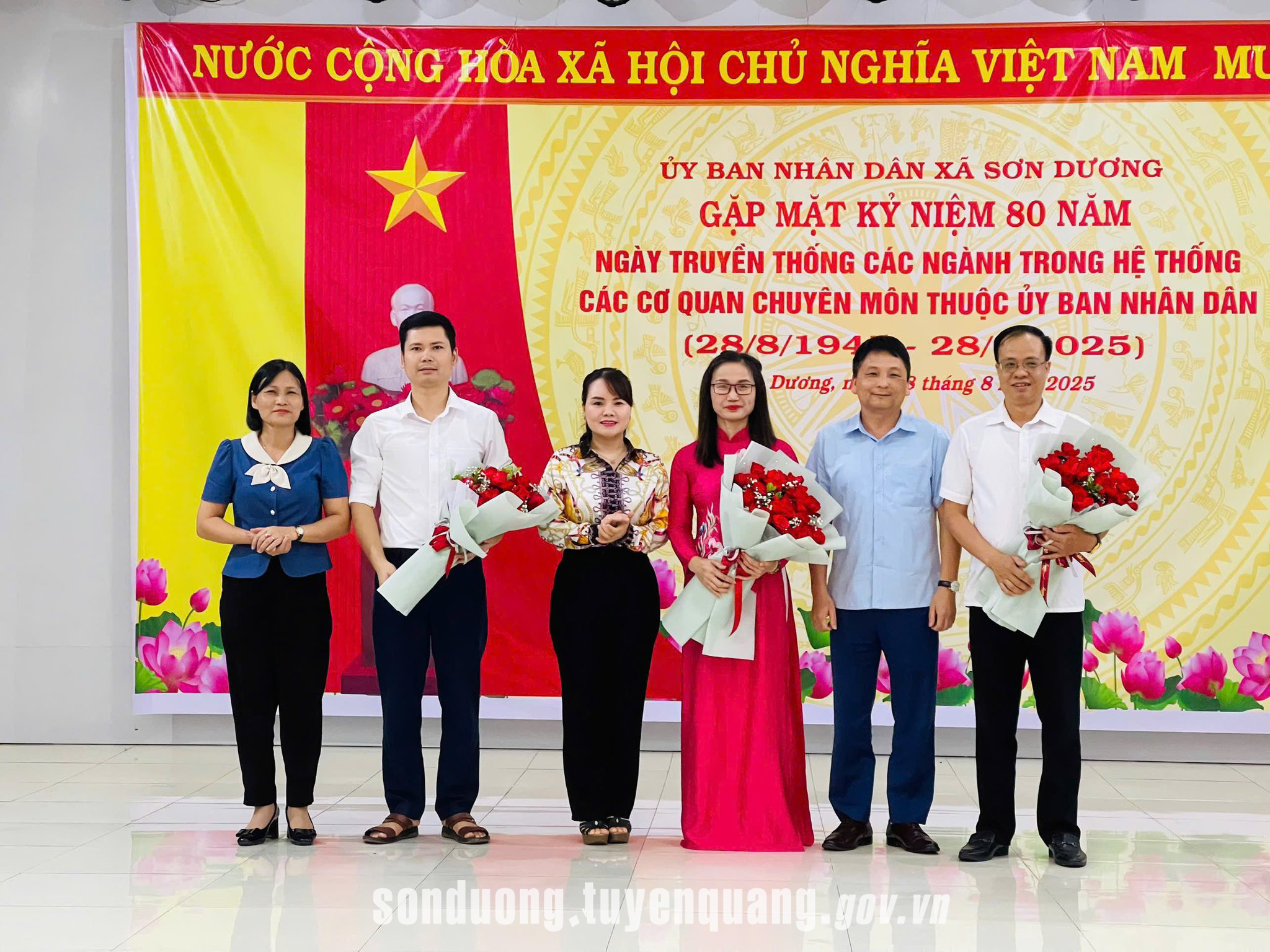 Lãnh đạo xã Sơn Dương tặng hoa chúc mừng kỷ niệm 80 năm Ngày truyền thống các ngành trong hệ thống cơ quan chuyên môn UBND xã (28/8/1945 - 28/8/2025)