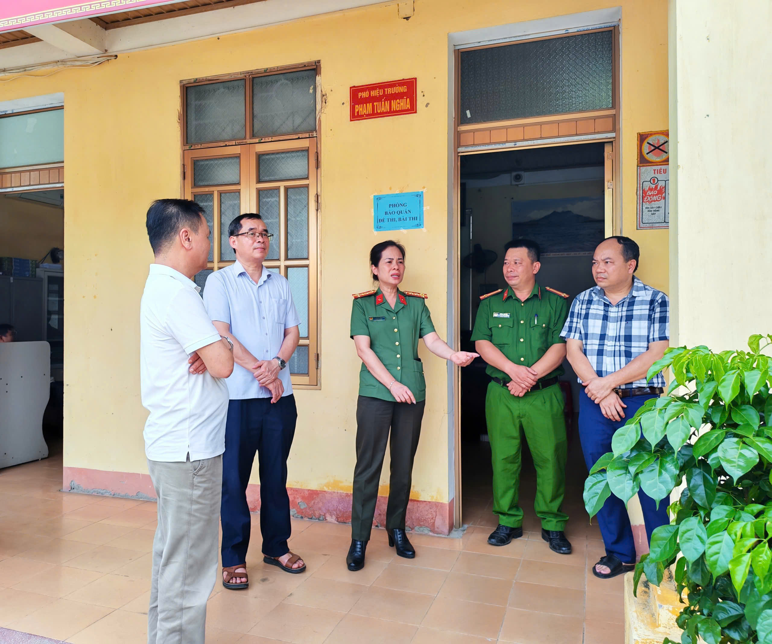 CÔNG AN PHƯỜNG NINH XUÂN PHỐI HỢP KIỂM TRA, ĐẢM BẢO AN NINH, AN TOÀN TUYỆT ĐỐI CHO KỲ THI TỐT NGHIỆP THPT NĂM 2026