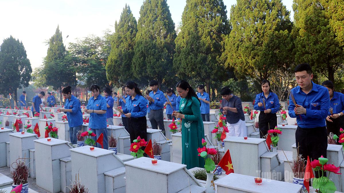 Tuổi trẻ Tuyên Quang dâng hương, thắp nến tri ân các Anh hùng liệt sĩ và tặng quà cho các gia đình chính sách