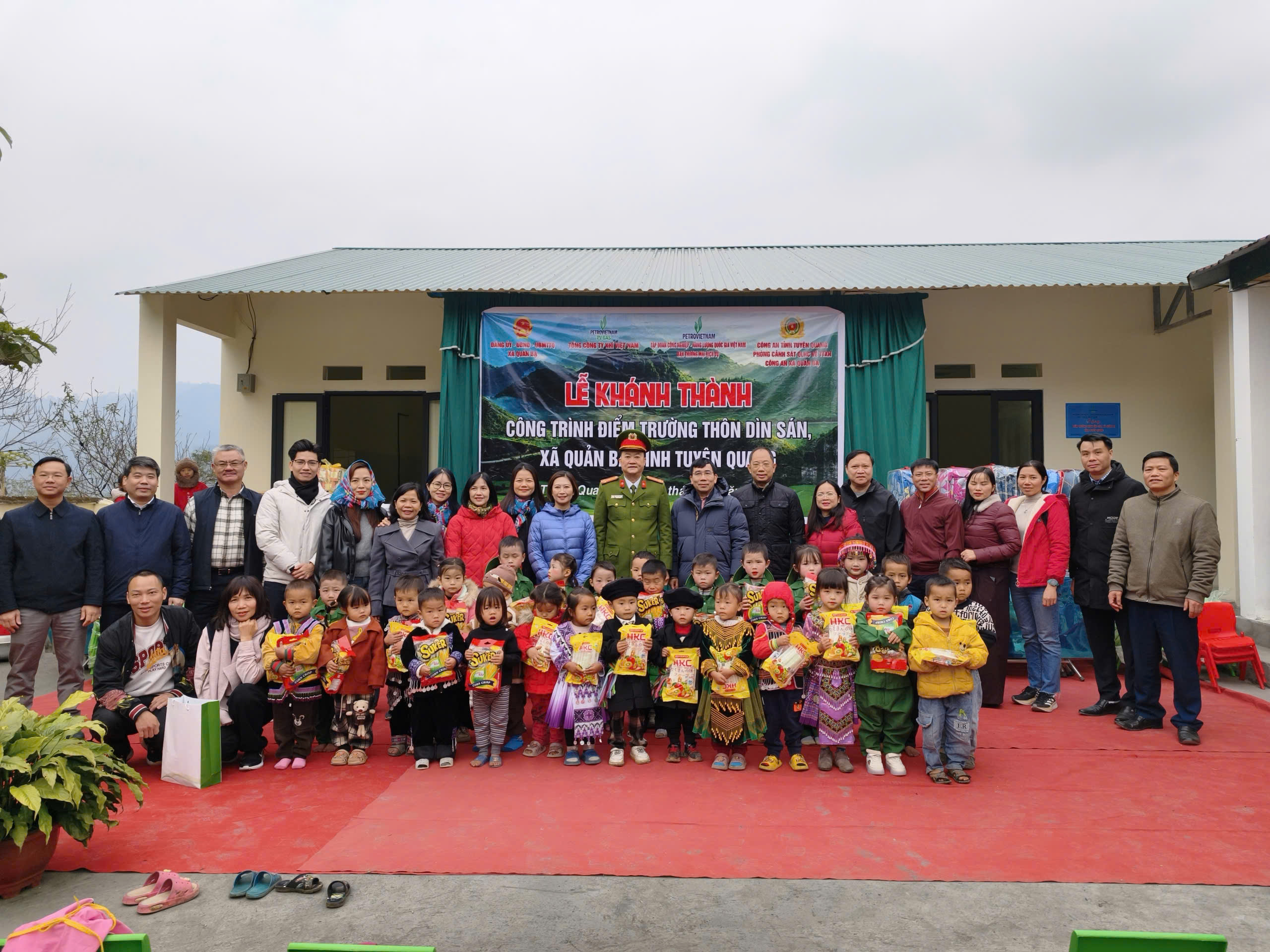 Khánh thành và bàn giao công trình điểm trường Mầm non thôn Dìn Sán xã Quản Bạ.