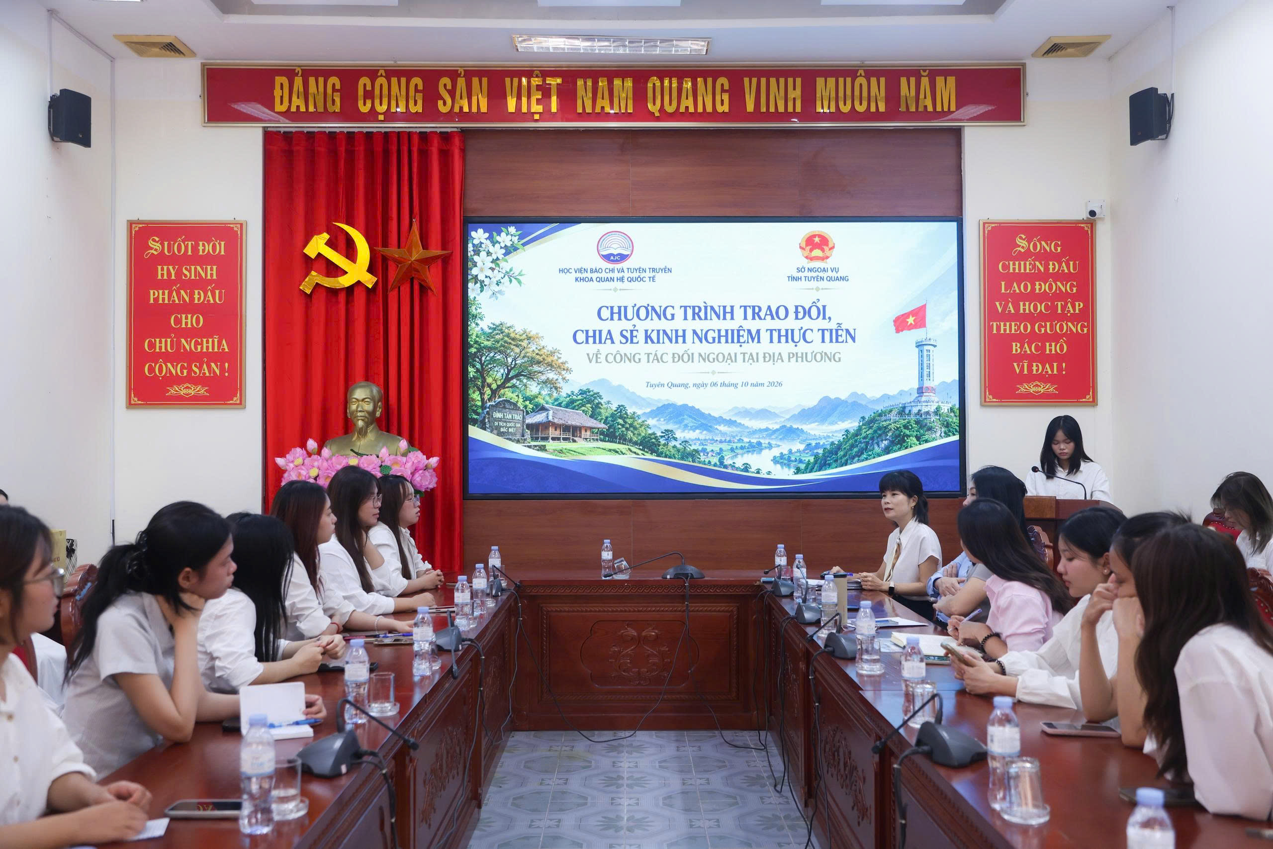Sở Ngoại vụ Tuyên Quang trao đổi kinh nghiệm thực tiễn với sinh viên Học viện Báo chí và Tuyên truyền