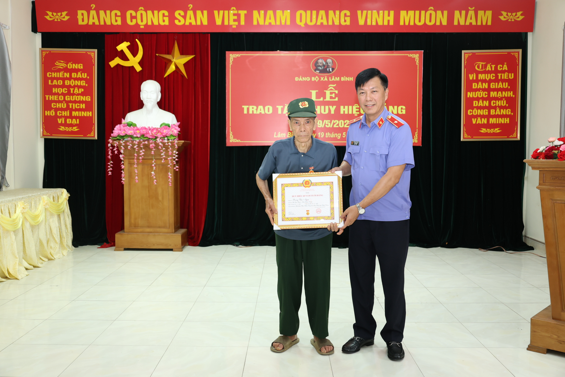 Đảng bộ xã Lâm Bình tổ chức Lễ trao Huy hiệu Đảng đợt 19/5