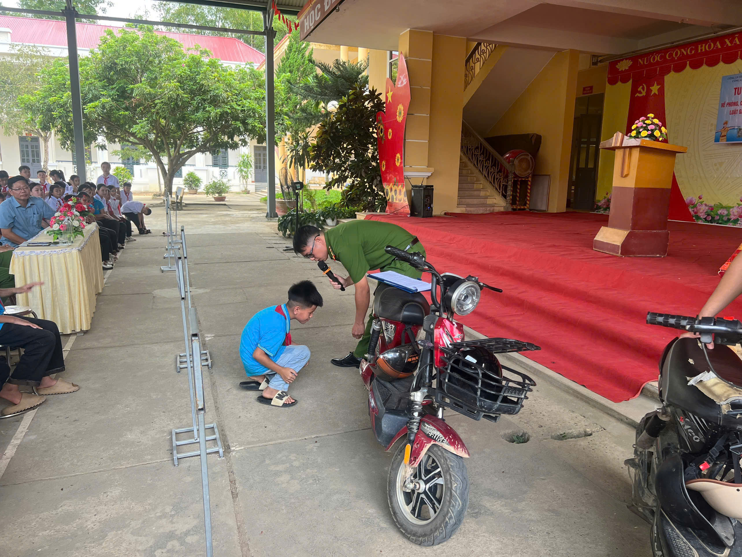 CÔNG AN XÃ BÌNH XA TĂNG CƯỜNG ĐẨY MẠNH TUYÊN TRUYỀN PHÁP LUẬT CHO HỌC SINH TRONG NĂM HỌC MỚI
