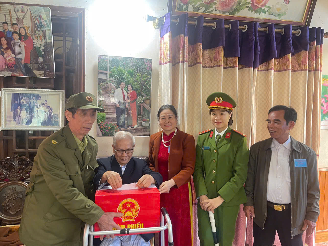 CÔNG AN PHƯỜNG HÀ GIANG 1 ĐƯA HÒM PHIẾU LƯU ĐỘNG CHO CỬ TRI GIÀ YẾU TRÊN ĐỊA BÀN 