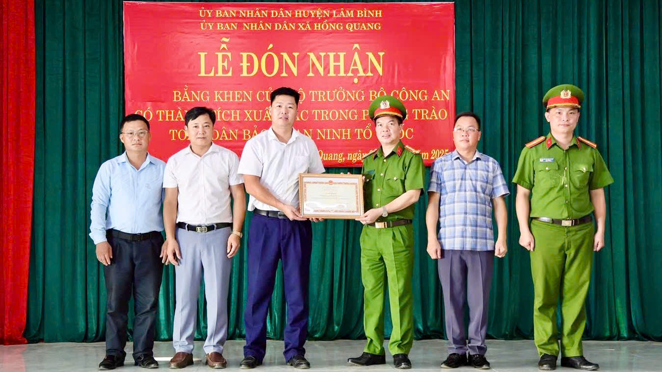 Xã Hồng Quang đón nhận Bằng khen của Bộ trưởng Bộ Công an và tiếp nhận kinh phí xoá nhà tạm