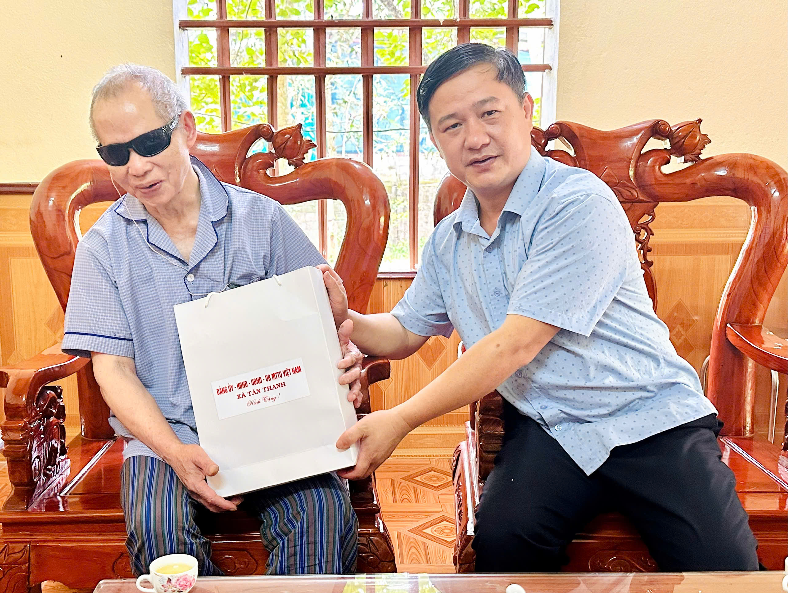 Các đồng chí lãnh đạo xã Tân Thanh thăm hỏi, tặng quà gia đình chính sách tại địa phương
