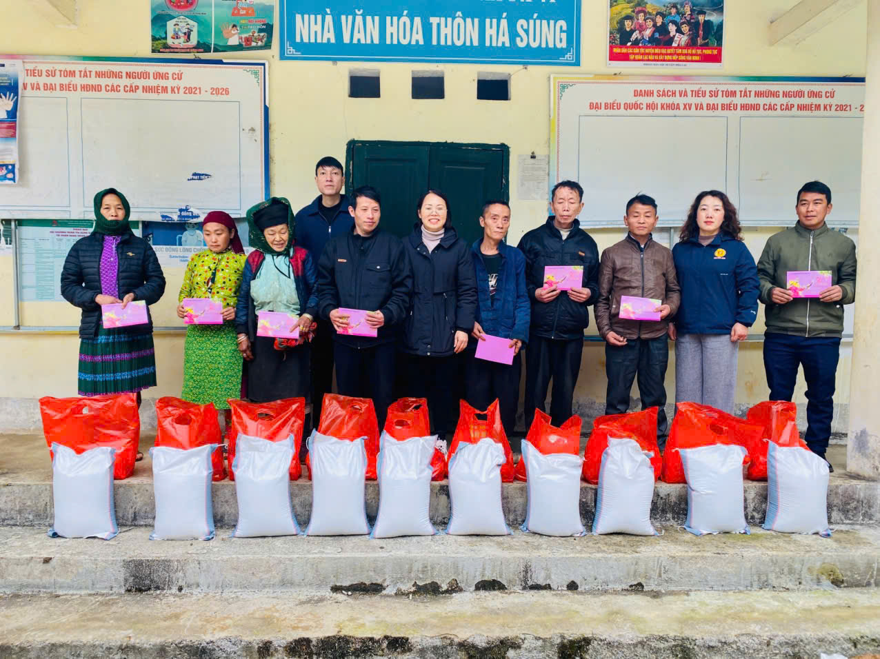 HĐND xã Mèo Vạc tặng quà hộ nghèo thôn Há Súng nhân dịp Tết Nguyên đán Bính Ngọ 2026