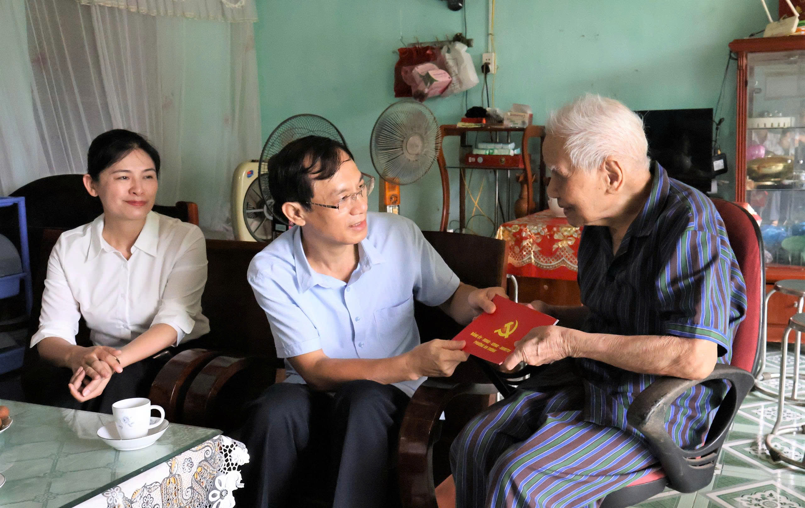 Đồng chí Bí thư Đảng ủy, Chủ tịch HĐND phường Nguyễn Đình Trung thăm, tặng quà, chúc mừng Lão thành cách mạng, người có uy tín, chức sắc, chức việc nhân dịp Quốc khánh 2/9