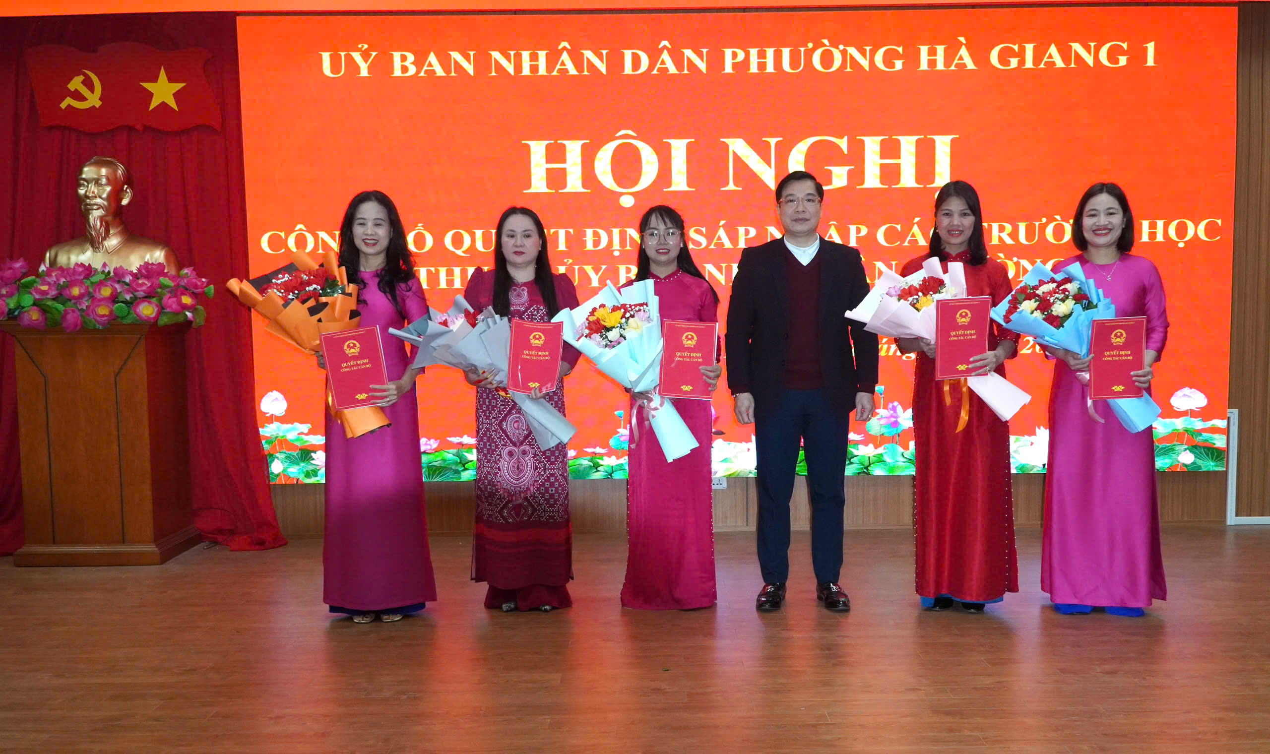 UBND phường Hà Giang 1 công bố các Quyết định về việc sáp nhập trường học trên địa bàn.