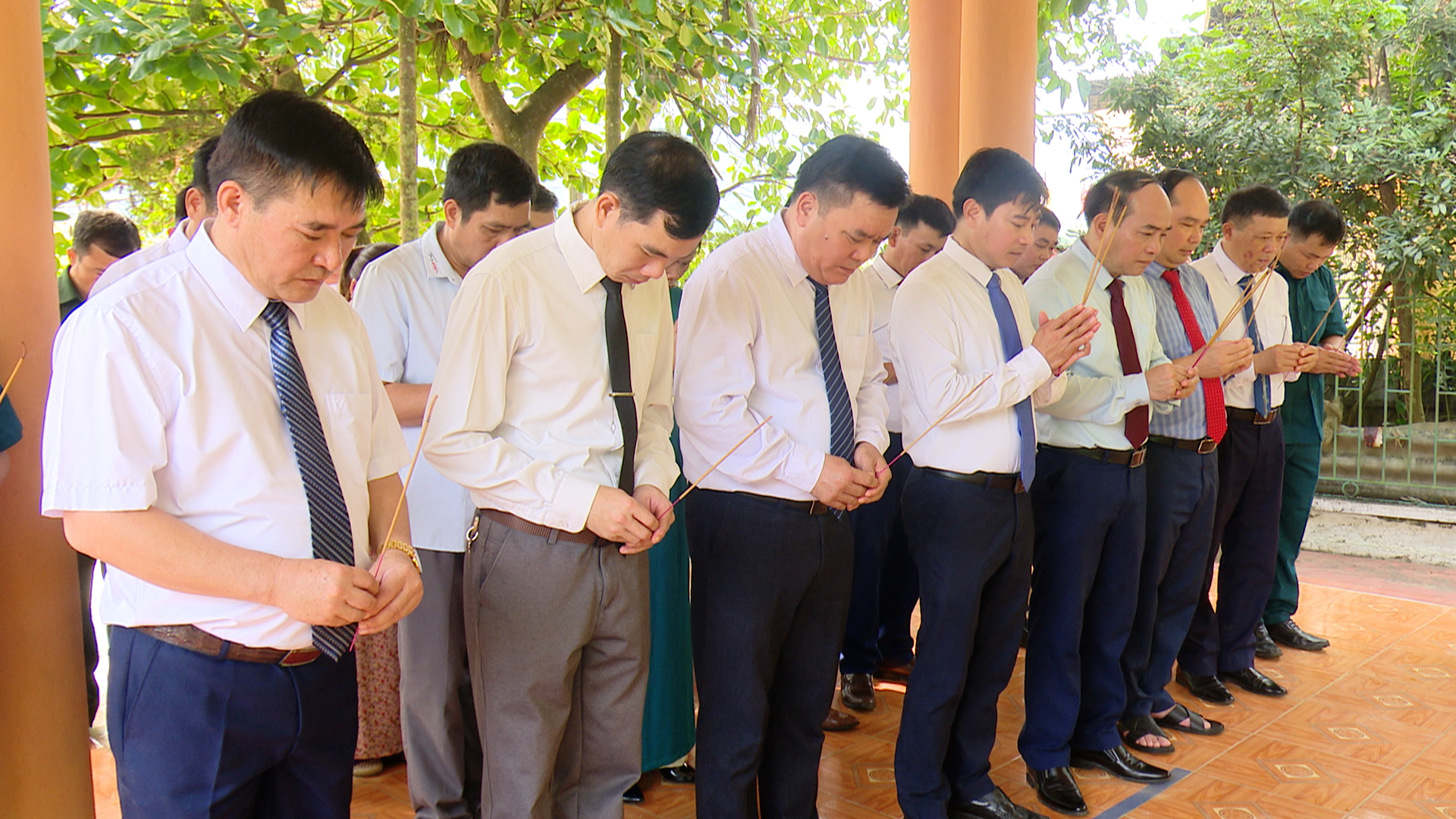 Viếng Bia tưởng niệm ghi danh các Anh hùng Liệt sĩ trước thềm Đại hội Đảng bộ xã Thượng Lâm