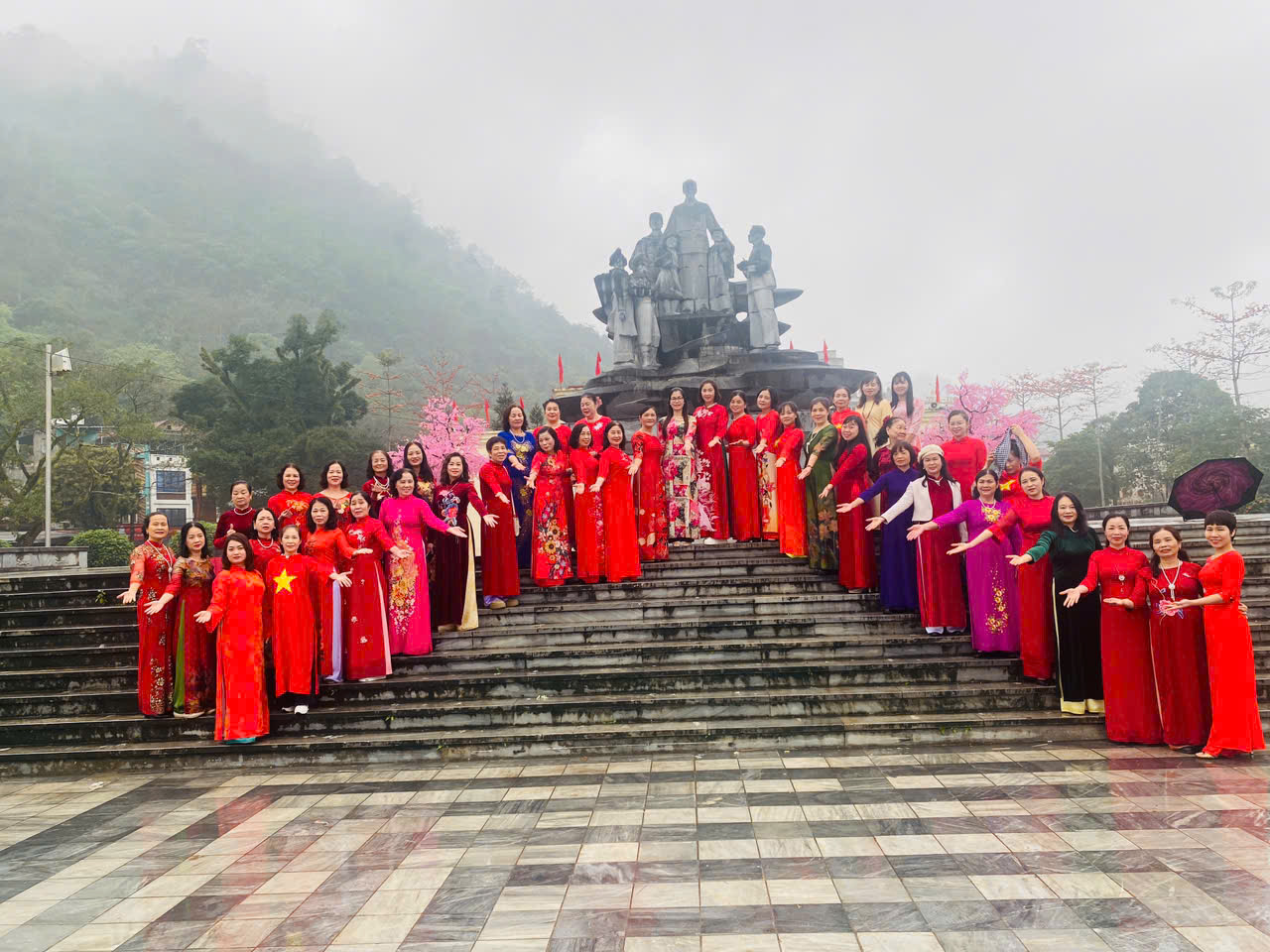 Sáng ngày 08/3/2026, Hội LHPN phường Hà Giang 1 đã long trọng tổ chức chương trình hưởng ứng "Tuần lễ Áo dài" và đồng diễn Dân vũ tại sân Công viên cây xanh - Quảng trường 26/3. 