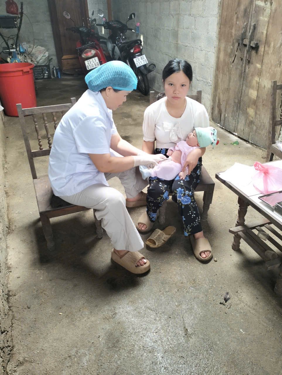 Trạm y tế xã Tùng Vài, đẩy mạnh công tác thăm bà mẹ và trẻ sơ sinh tại nhà.       