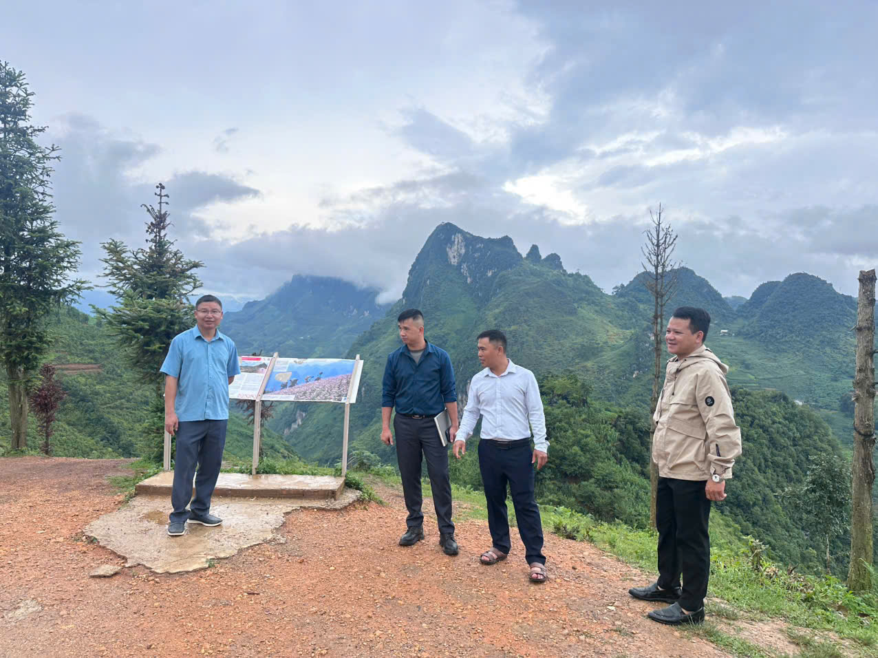 LŨNG CÚ CHUNG SỨC GÌN GIỮ DANH HIỆU CÔNG VIÊN ĐỊA CHẤT TOÀN CẦU UNESCO