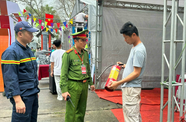 GIỮ BẢN LĨNH Ở “TÂM BÃO”,  GIỮ LỬA HỒNG TRONG TIM CHI BỘ