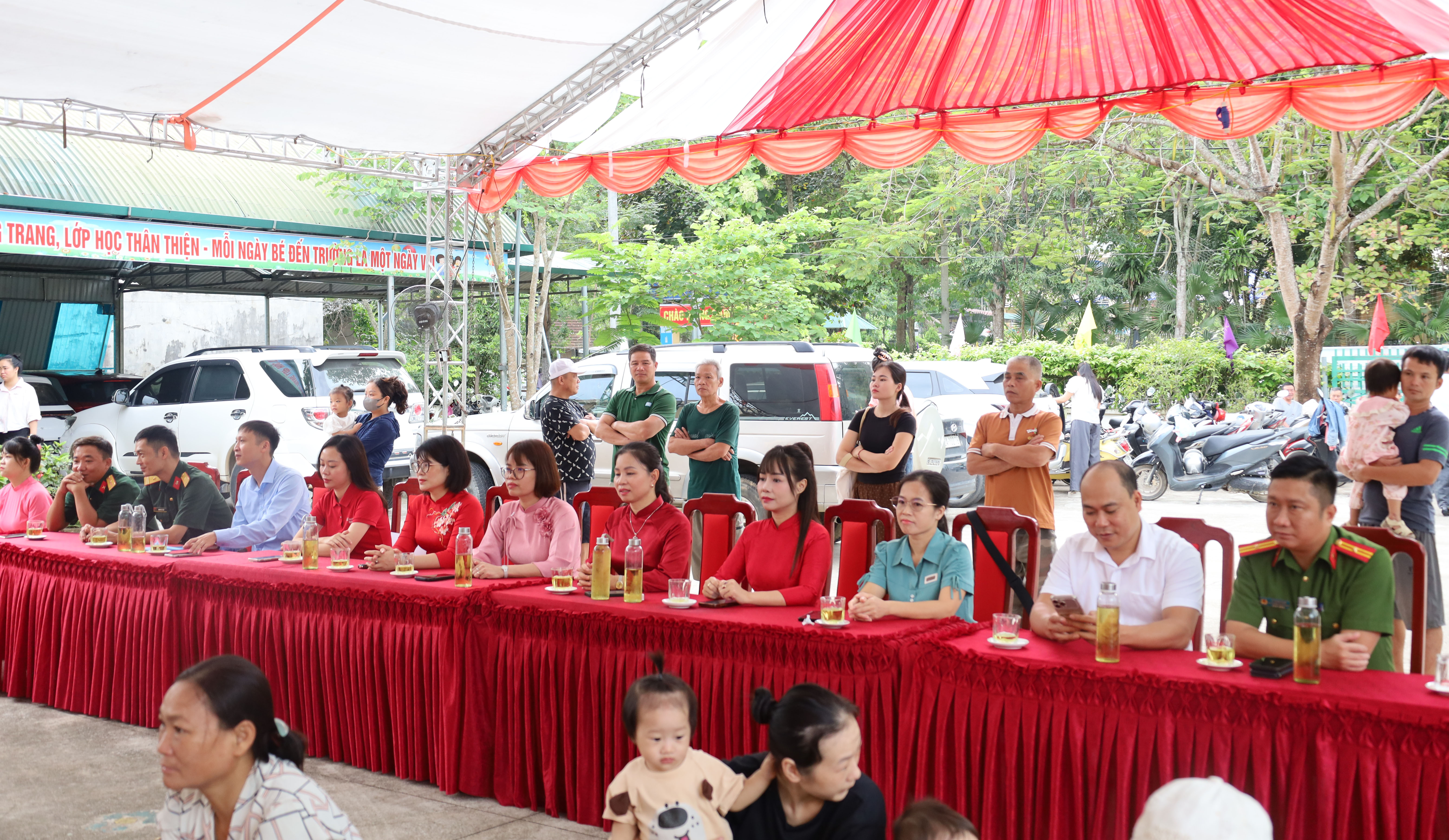 Đồng chí Phó Bí thư Thường trực Đảng ủy  dự Lễ khai giảng tại trường Mầm non Tân Long