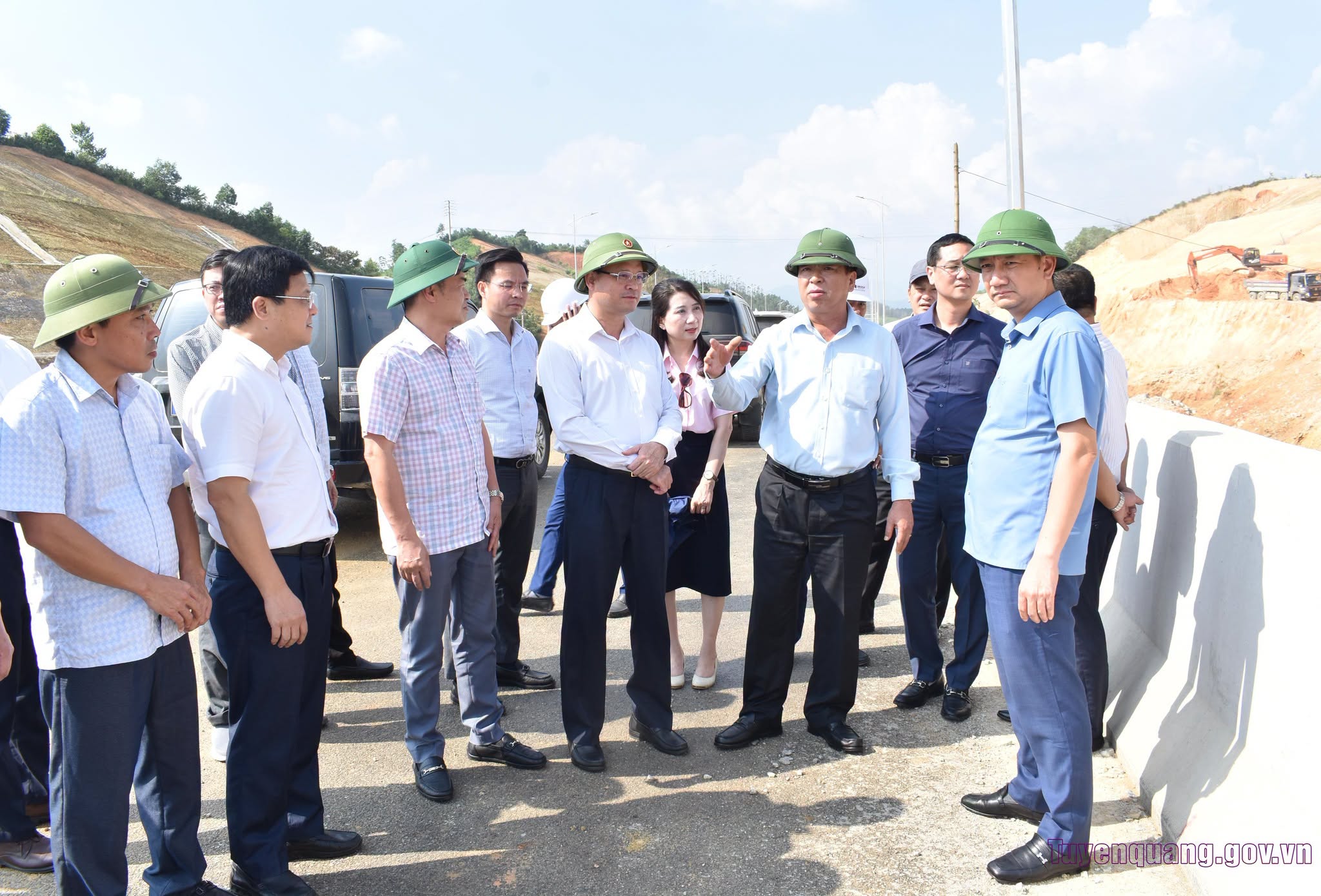 Bộ trưởng Bộ Xây dựng Trần Hồng Minh kiểm tra tiến độ cao tốc Tuyên Quang - Hà Giang