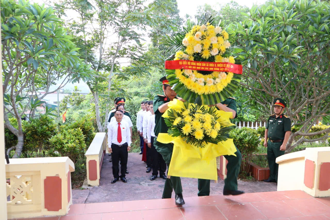 Viếng nghĩa trang vòng hoa.jpg