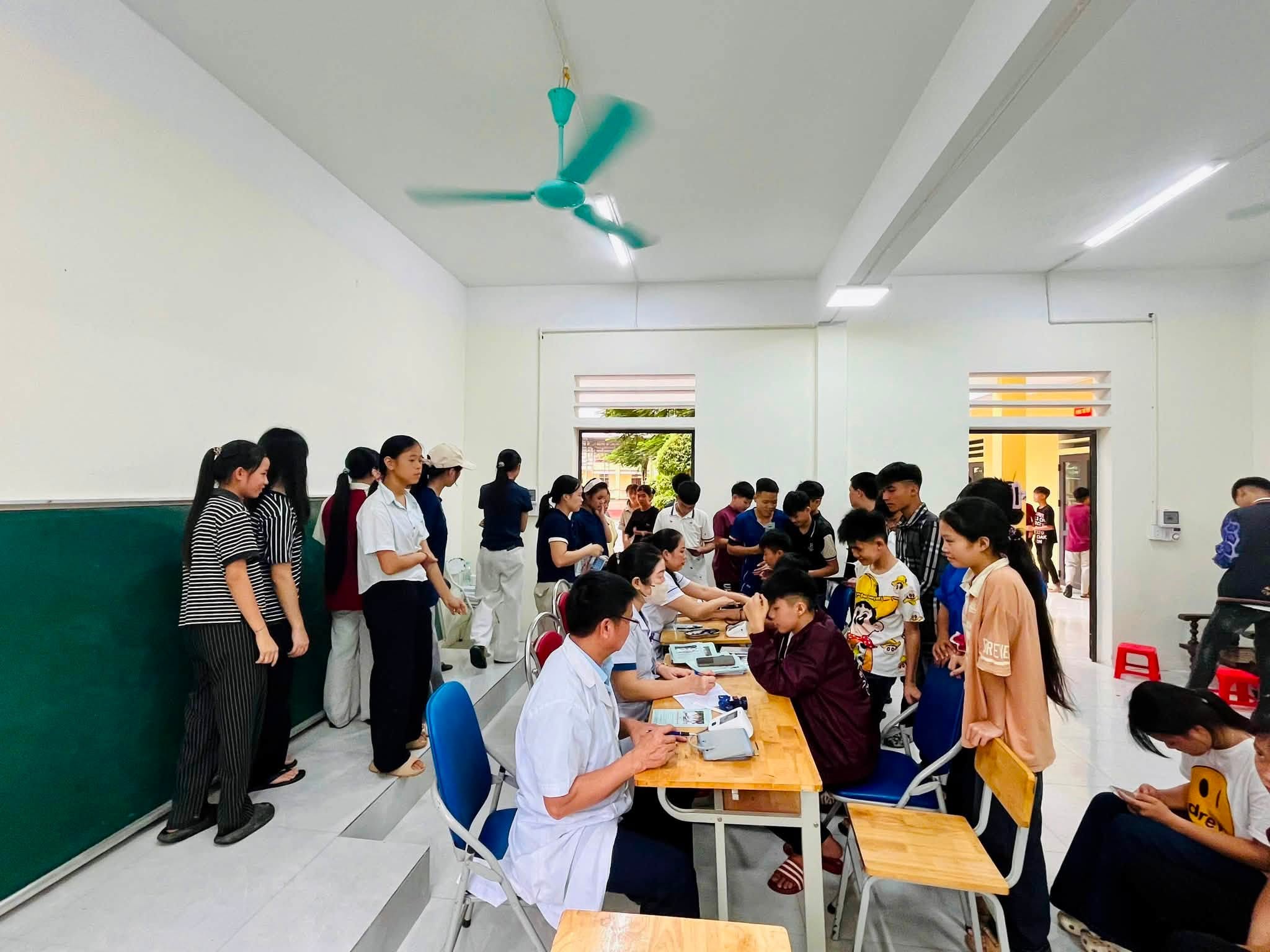XUÂN GIANG: KHÁM SÀNG LỌC SỨC KHỎE CHO 846 HỌC SINH THPT