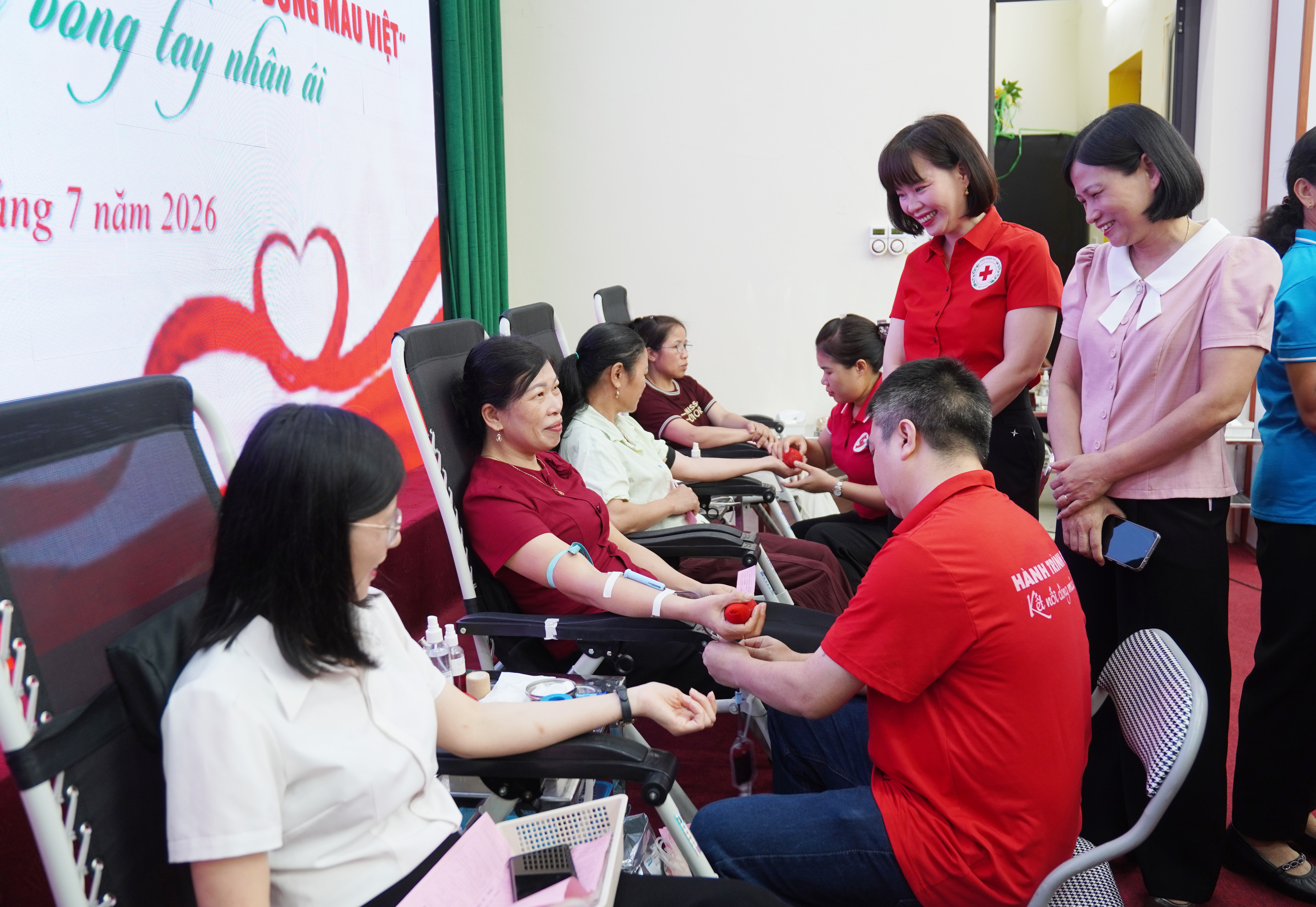Lan tỏa nghĩa cử nhân văn từ chương trình "Hành trình đỏ - kết nối dòng máu Việt" tại xã Sơn Dương