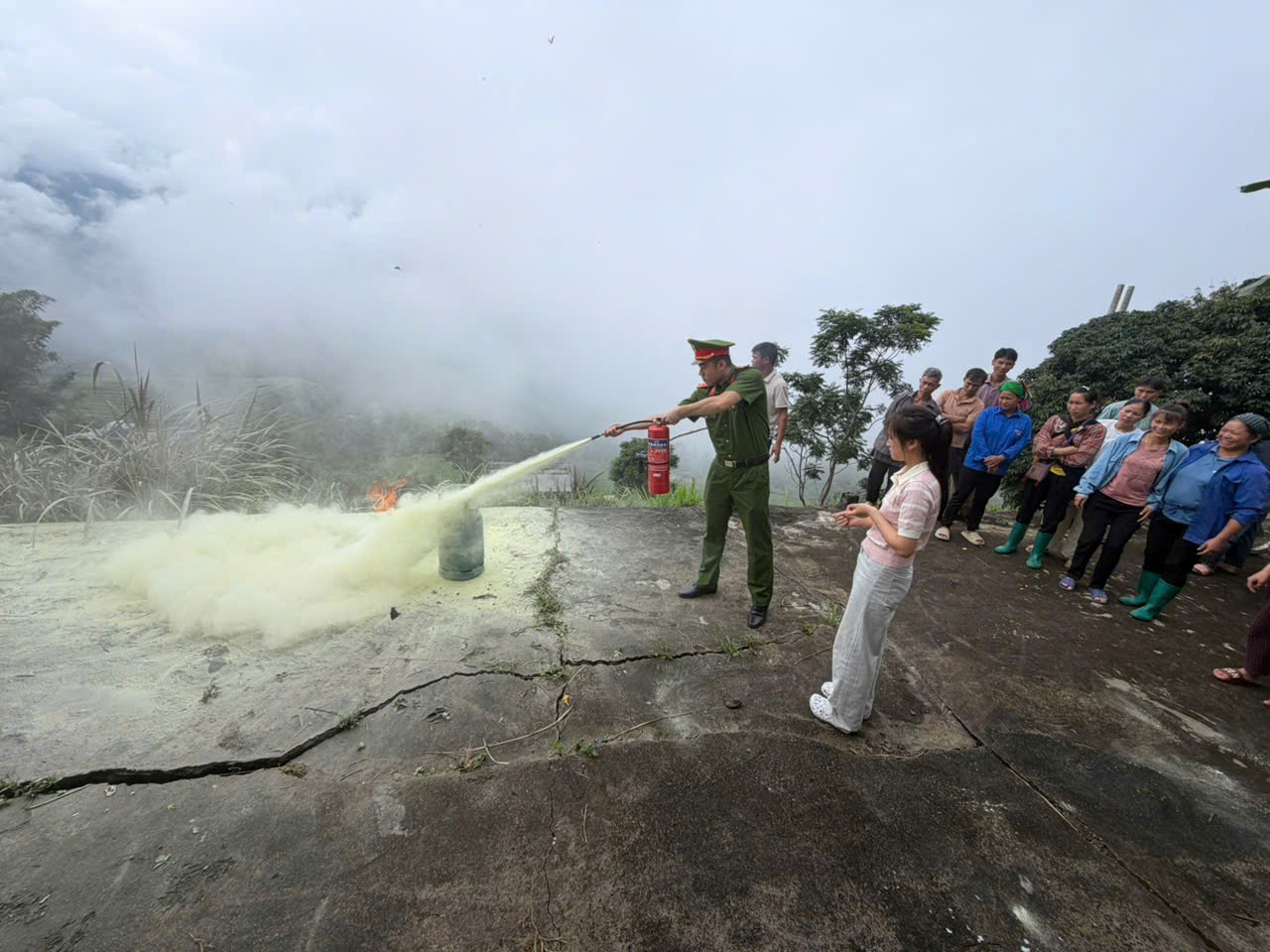 CÔNG AN XÃ XÍN MẦN TỔ CHỨC TUYÊN TRUYỀN, TRẢI NGHIỆM THỰC HÀNH KỸ NĂNG PHÒNG CHÁY, CHỮA CHÁY VÀ CỨU NẠN, CỨU HỘ