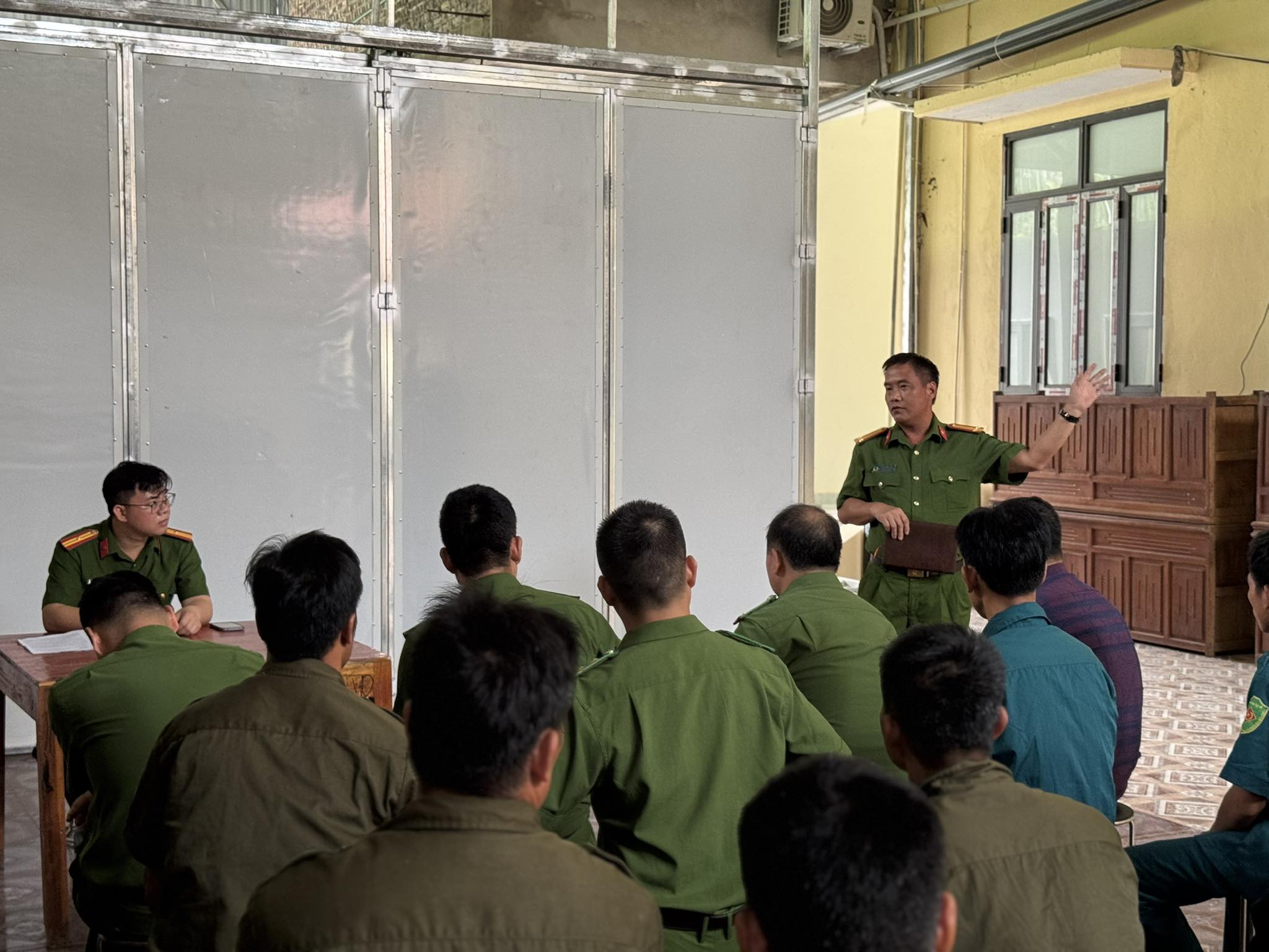 CÔNG AN XÃ TỔ CHỨC TRIỂN KHAI KẾ HOẠCH PHÂN CÔNG NHIỆM VỤ ĐẢM BẢO AN NINH TRẬT TỰ PHỤC VỤ ĐẠI HỘI ĐẠI BIỂU ĐẢNG BỘ XÃ TRUNG HÀ 2025 - 2030