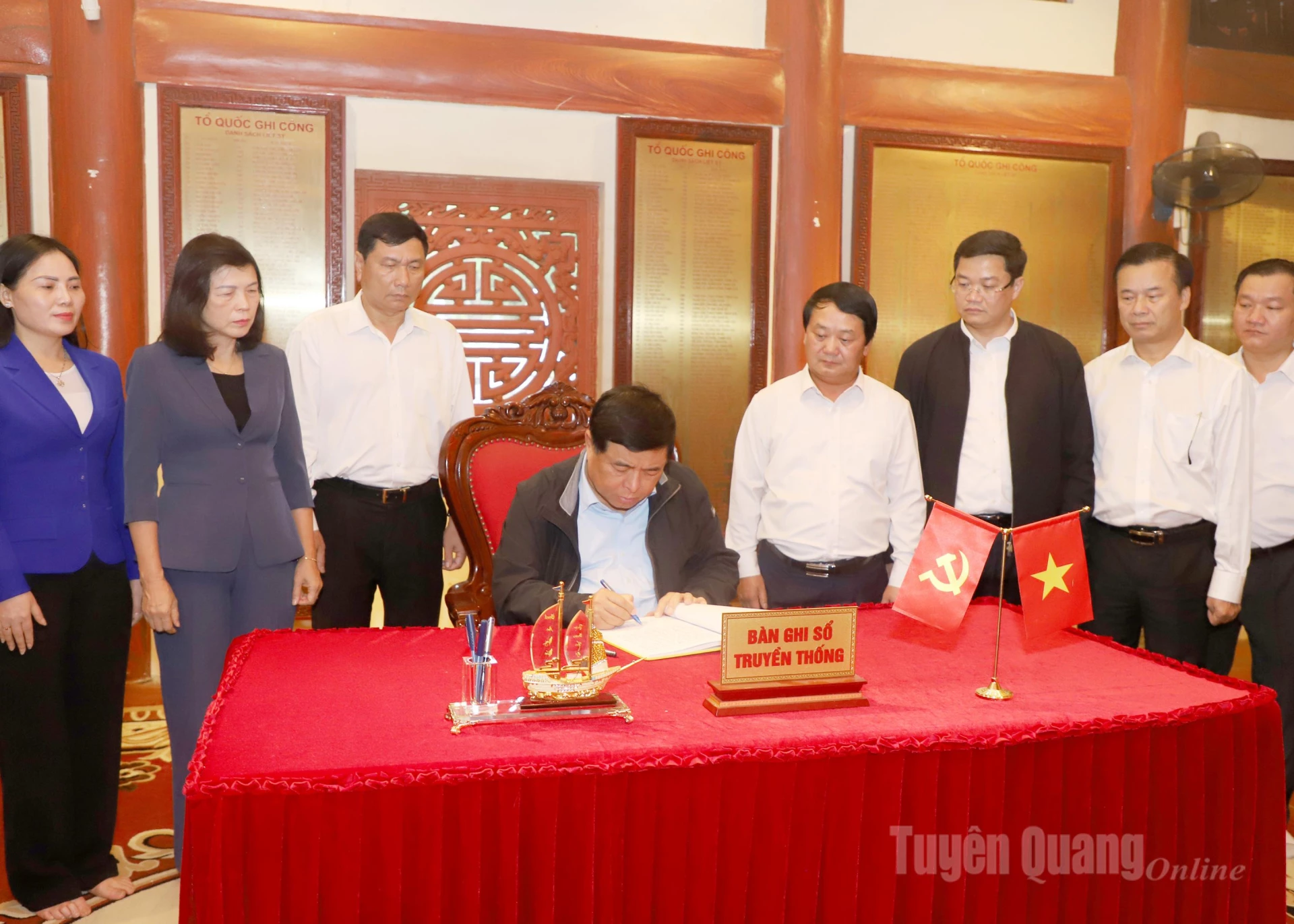 Phó Thủ tướng Chính phủ Nguyễn Chí Dũng viếng các Anh hùng liệt sĩ tại Vị Xuyên và Thanh Thuỷ