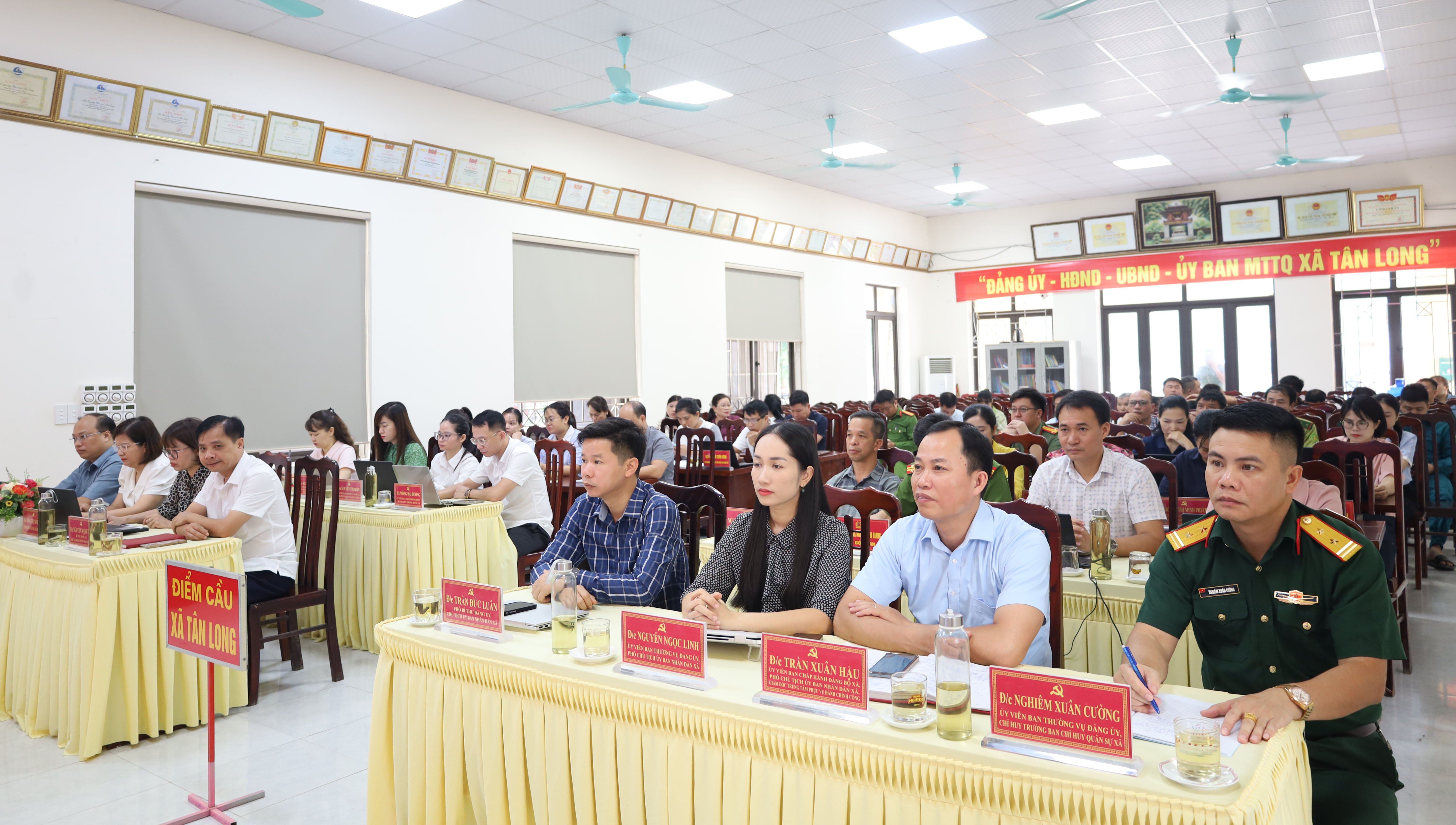 Đảng bộ xã Tân Long tham dự Hội nghị học tập, quán triệt và triển khai thực hiện các văn bản của Ban Chấp hành Trung ương, Bộ Chính trị, Ban Bí thư và của Tỉnh ủy