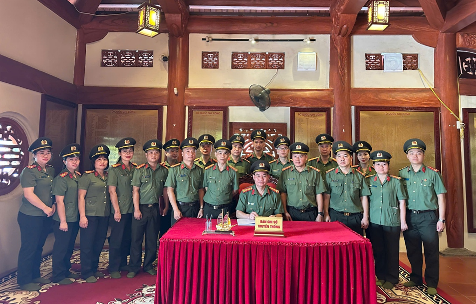 LỰC LƯỢNG AN NINH ĐIỀU TRA SINH HOẠT CHÍNH TRỊ VỀ NGUỒN