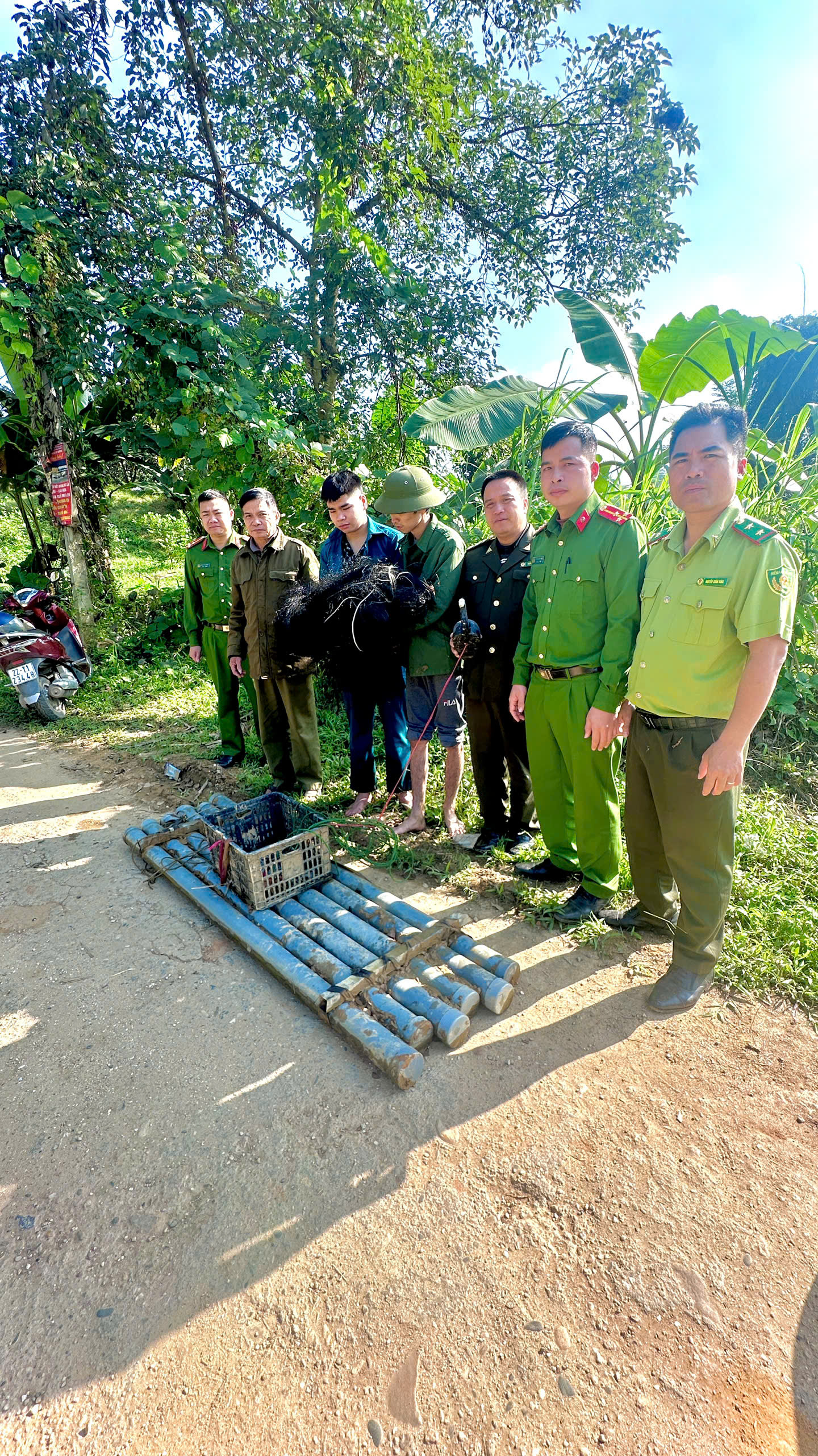 TỔ KIỂM LÂM ĐỊA BÀN XÃ YÊN PHÚ TĂNG CƯỜNG TUYÊN TRUYỀN VỀ CÔNG TÁC BẢO VỆ ĐỘNG VẬT QUÝ HIẾM VÀ CÁC LOÀI CHIM RỪNG