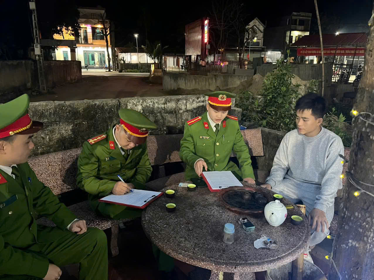 CÔNG AN XÃ BẰNG LANG: TĂNG CƯỜNG KIỂM TRA CÁC CƠ SỞ KINH DOANH CÓ ĐIỀU KIỆN, QUYẾT TÂM BẢO VỆ AN TOÀN ĐẠI HỘI ĐẢNG CÁC CẤP