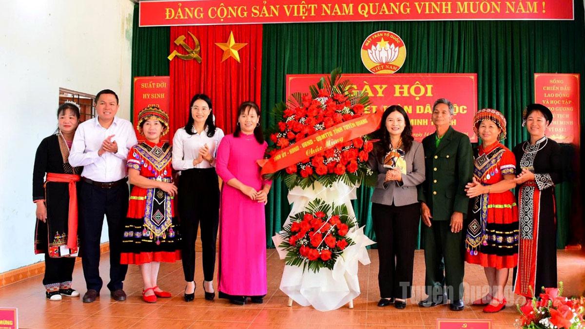 Đồng chí Vương Ngọc Hà, Ủy viên Ban Thường vụ Tỉnh ủy, Phó Chủ tịch UBND tỉnh dự và chung vui Ngày hội Đại đoàn kết toàn dân tộc tại thôn Cả, xã Minh Thanh.