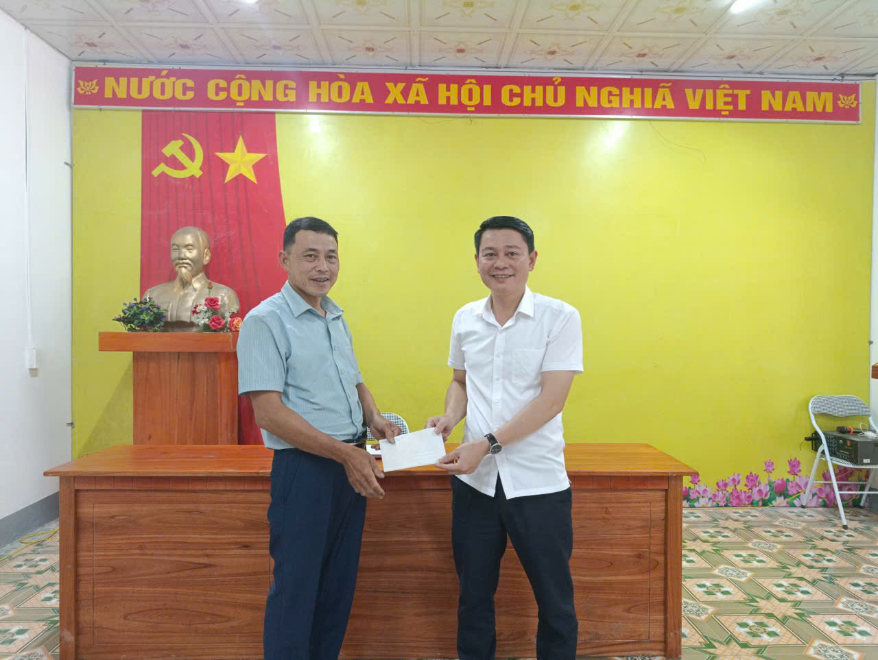 Bí thư Đảng ủy Nguyễn Trung Nguyên dự hội nghị sơ kết công tác Đảng tại Chi bộ thôn Nậm An