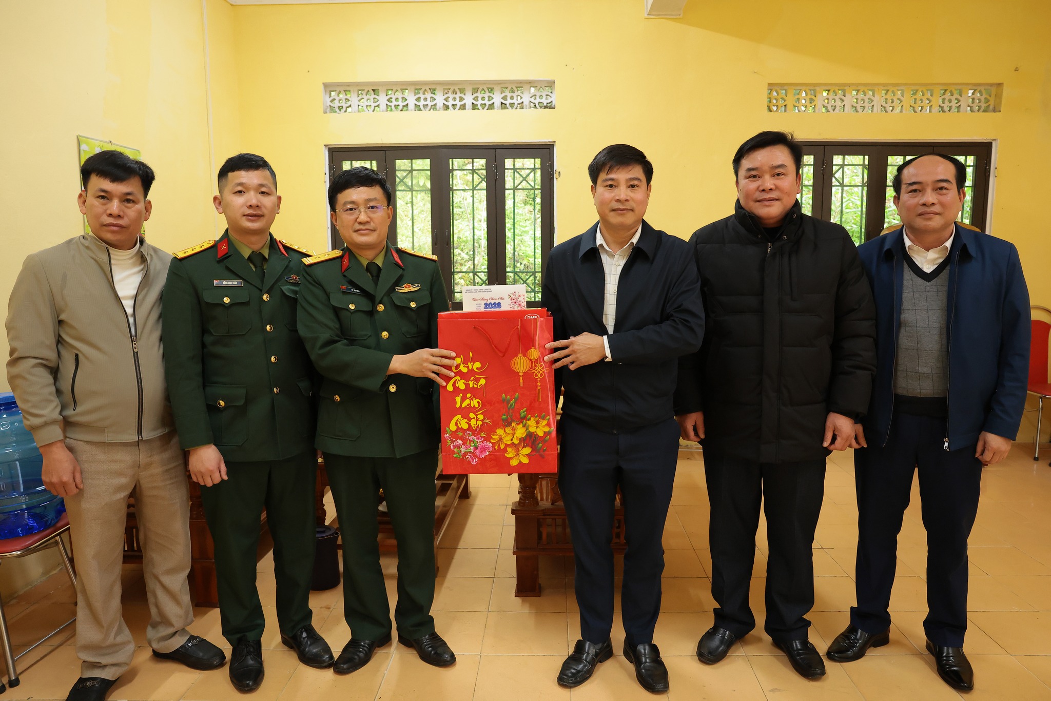 Thường trực Đảng ủy xã Thượng Lâm thăm, tặng quà Tết Ban chỉ huy Quân sự xã và Công an xã