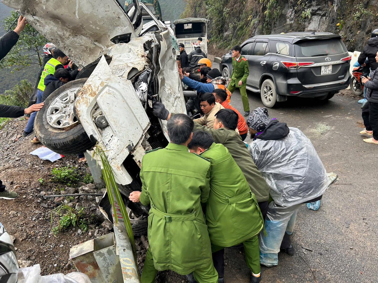 KỊP THỜI CỨU HỘ 03 NẠN NHÂN TRONG VỤ TAI NẠN Ô TÔ RƠI XUỐNG TALUY ÂM