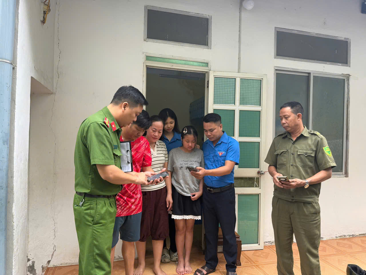 Truyền thông tuyên truyền, hướng dẫn kỹ năng số, về triển khai phong trào Bình dân học vụ số, hướng dẫn cài đặt, tích hợp các giấy tờ cá nhân trên ứng dụng VneID và sử dụng VneID cho người dân tại thôn Nắm Ản và thôn Tụ Nhân xã Hoàng Su Phì.