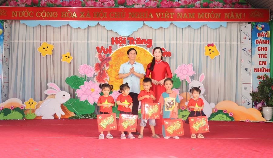 Phó Chủ tịch Thường trực UBND xã Bắc Quang đã đến dự và vui Tết Trung thu cùng cô và trẻ tại Phân hiệu Vinh Quang,