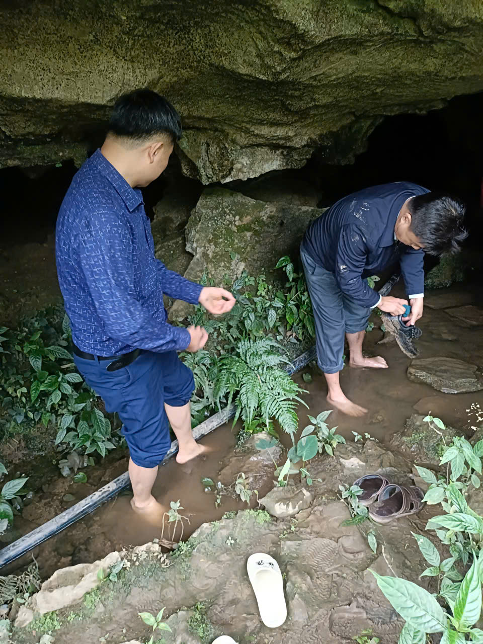 Lãnh đạo xã Khâu Vai kiểm tra tiến độ thi công công trình nước sinh hoạt tại thôn Há Dấu Cò