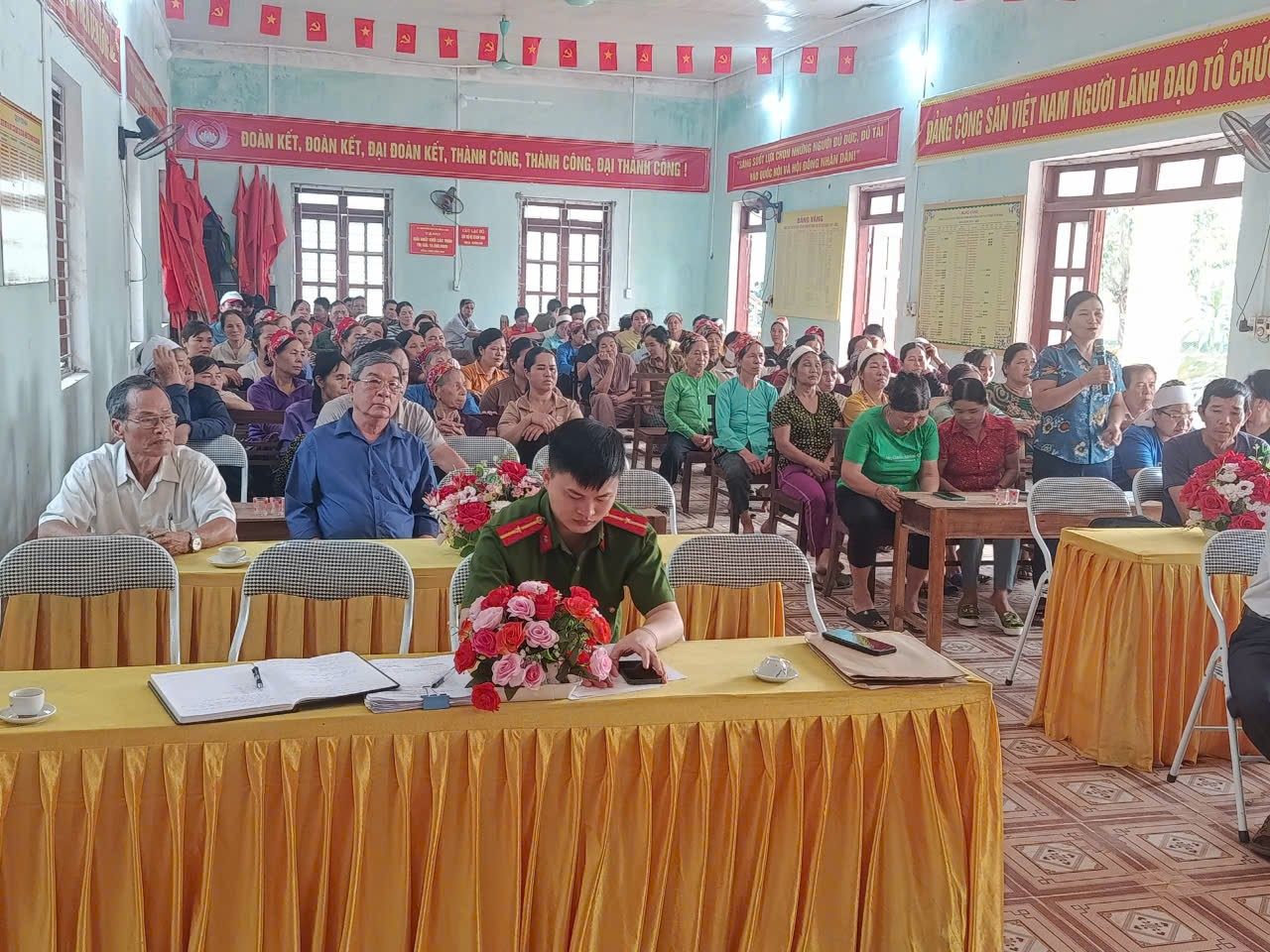 CÔNG AN XÃ BẰNG LANG TUYÊN TRUYỀN PHÁP LUẬT TẠI THÔN HẠ