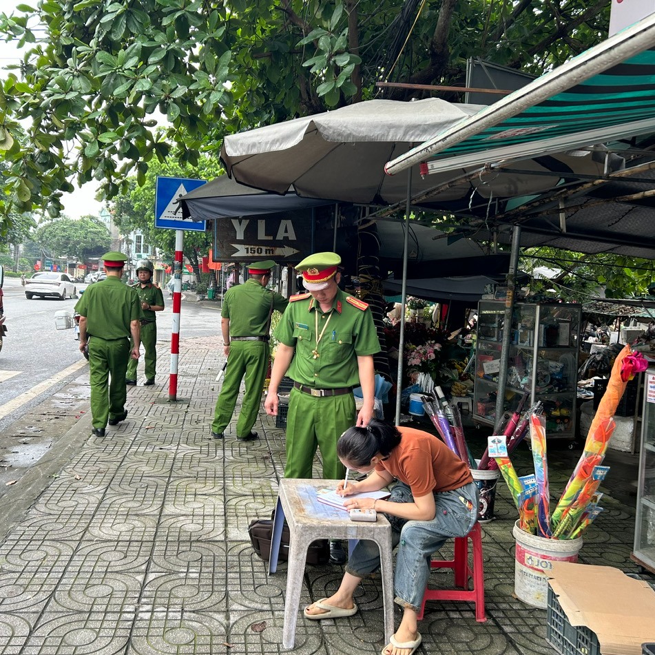CÔNG AN PHƯỜNG MINH XUÂN TĂNG CƯỜNG DUY TRÌ TRẬT TỰ ĐÔ THỊ TRÊN ĐỊA BÀN